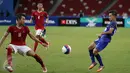 Bek timnas Indonesia U-23, Hansamu Yama Pranata (kiri) mencoba menghadang Chanathip Songkrasin (Thailand) di semifinal sepak bola SEA Games ke-28 di National Stadium Singapore, Sabtu (13/6/2015). Indonesia kalah 0-5. (Liputan6.com/Helmi Fithriansyah)