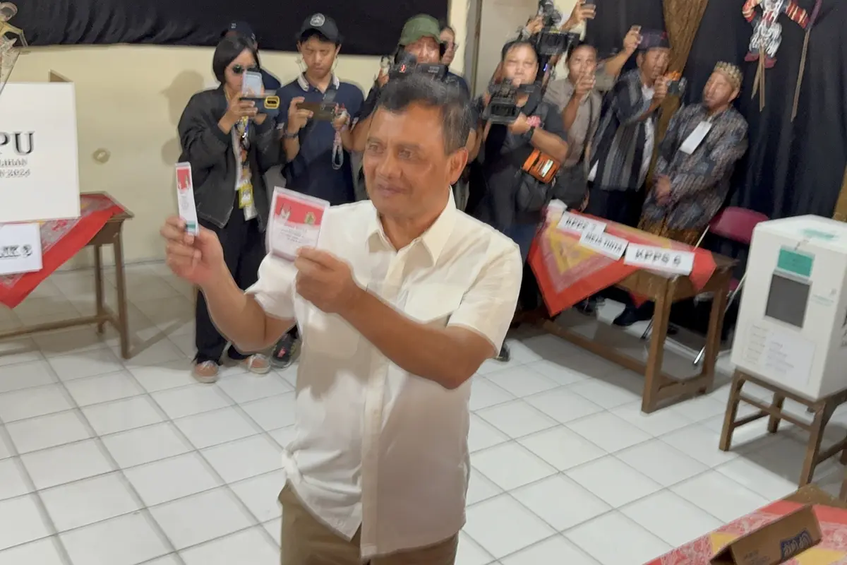 Cagub Jateng Ahmad Luthfi Mencoblos