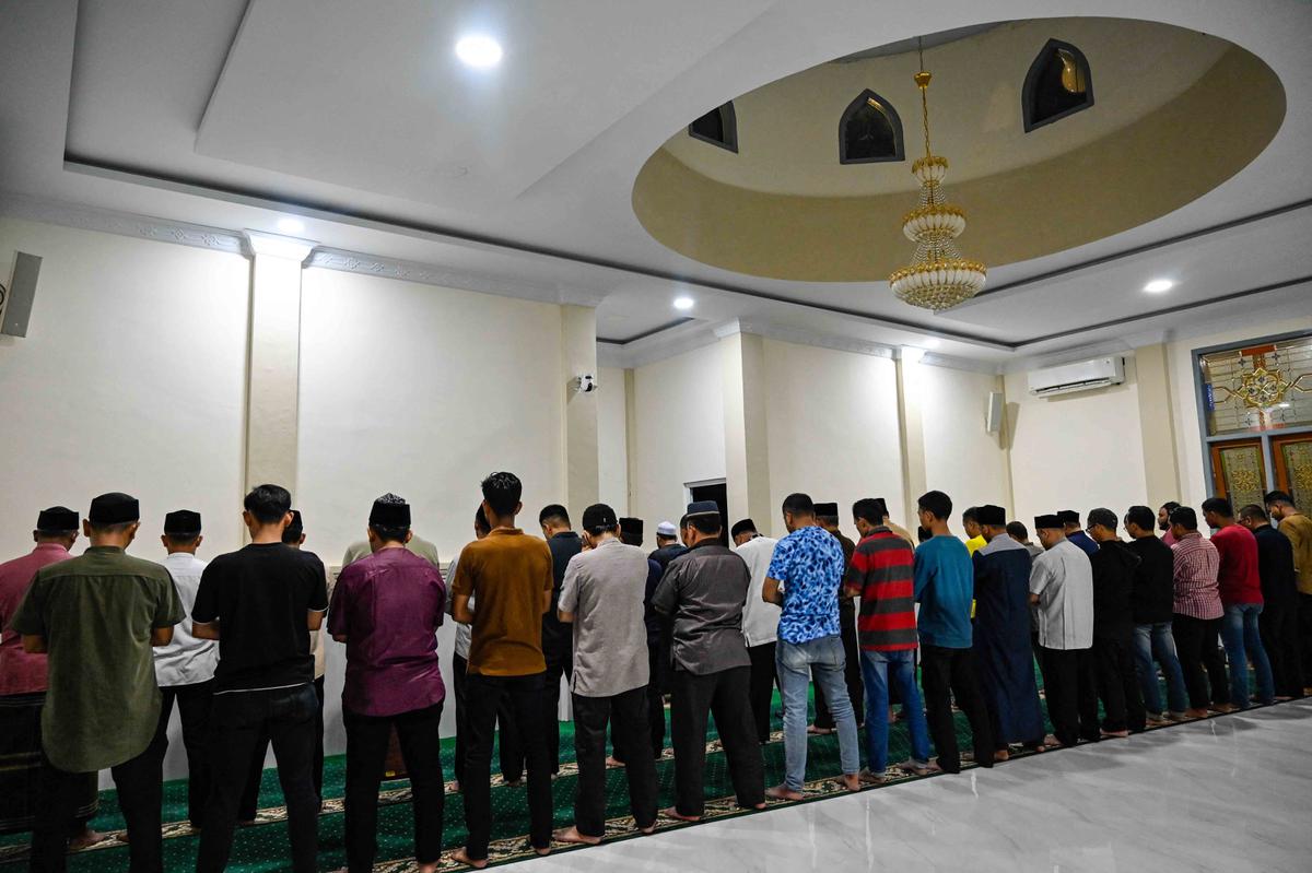 FOTO: Warga Aceh Sambut Gerhana Bulan Total dengan Shalat dan Observasi Langsung