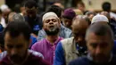Seorang pria muslim berdoa saat tarawih di Dar Al Hijrah Islamic Center, Falls Church, Virginia, Amerika Serikat, 11 Mei 2019. Selama Ramadan sebagian besar umat muslim di Amerika Serikat biasanya berkumpul sambil menunggu waktu berbuka puasa. (REUTERS/Amr Alfiky)