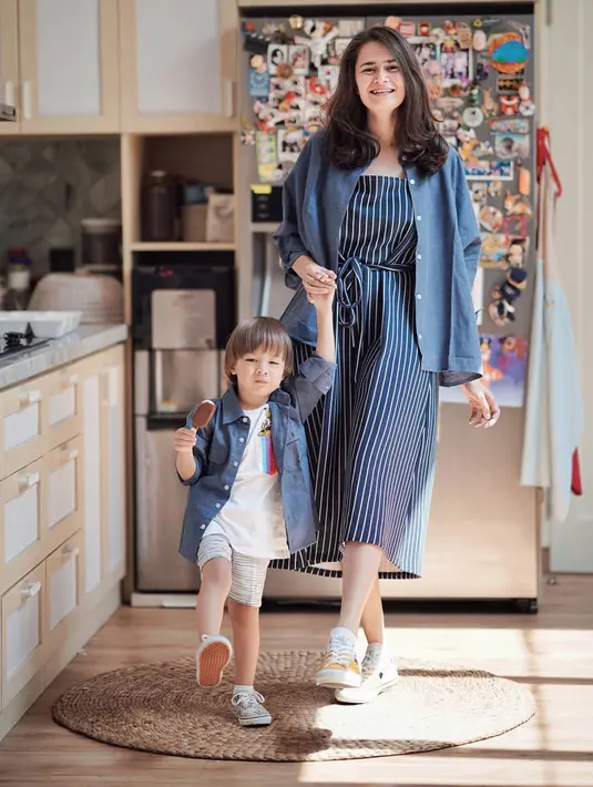 Sabai Morscheck dan Bjorka juga memiliki gaya yang sama-sama stylish dan kece abis. Kali ini saat sedang jalan-jalan keduanya mengenakan baju senada. Kemeja navy mereka gunakan sebagai outerwear. (Liputan.com/IG/@sabaidieter)