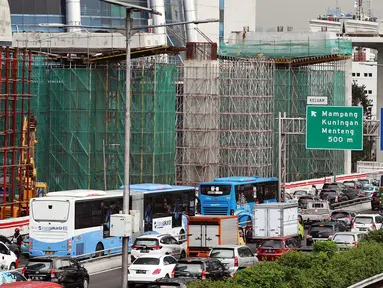 Pemandangan proyek pembangunan Light Rail Transit (LRT) koridor Cibubur-Cawang di Jakarta, Rabu (5/12). Pembangunan LRT tersebut ditargetkan rampung pada 2019. (Liputan6.com/JohanTallo)