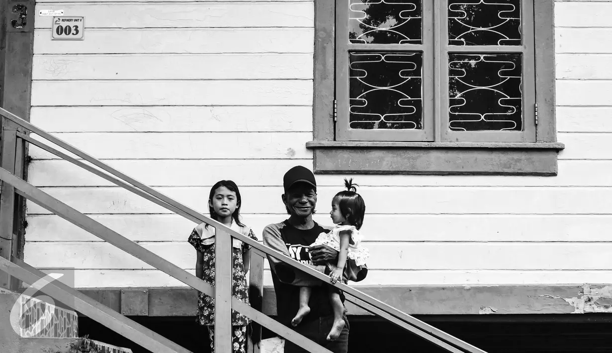 Penduduk asli Kalimantan berpose di Rumah Panggung peninggalan jaman Belanda berdiri kokoh di kompleks Pertamina Dahor, Balikpapan, Jumat (15/4). Di kawasan tersebut akan disulap menjadi apartemen untuk karyawan Pertamina. (Liputan6.com/Fery Pradolo)
