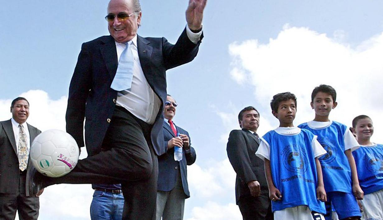 Joseph Blatter memainkan atraksi di sela pembukaan pusat pelatihan sepak bola di Guatemala. (AFP/Mynor De Leon)