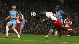 Striker Monaco, Radamel Falcao, berusaha membobol gawang Manchester City. Bermain di kandang, City lebih menguasai jalannya laga berdasarkan statistik penguasaan bola yang mencapai 62 persen. (AP/Dave Thompson)