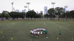 Pemain Timnas Indonesia U-20 melakukan briefing sebelum latihan terbuka untuk Piala Asia U-20 2023 di Lapangan C, Kompleks Stadion Utama Gelora Bung Karno (SUGBK), Jakarta, Rabu (08/02/2023). Ajang ini akan berlangsung pada 1 Maret 2023 mendatang. (Bola.com/Bagaskara Lazuardi)