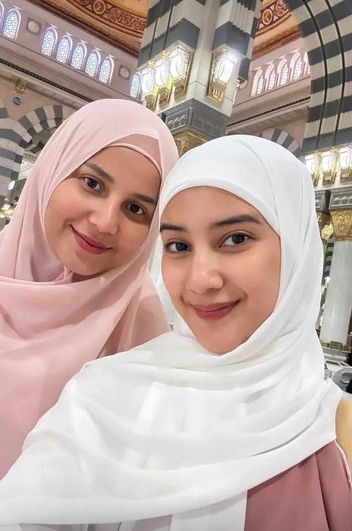 6 Potret Yunita Siregar Umroh, Gamis dan Hijab Pink Curi Perhatian
