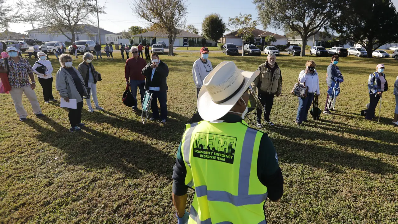 Warga Lansia di Florida AS Rela Antre Demi Vaksin Covid-19