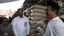 Direktur Utama Bulog, Budi Waseso dan Menteri Pertanian Amran Sulaiman melakukan sidak ke Pasar Induk Beras Cipinang, Jakarta, Kamis (8/11). Peninjauan sebagai upaya memonitor stabilisasi pasokan dan harga beras di pasar umum. (Merdeka.com/Imam Buhori)
