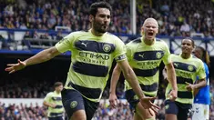 Pemain Manchester City Ilkay Gundogan melakukan selebrasi usai mencetak gol ke gawang Everton pada pertandingan sepak bola Liga Inggris di Stadion Goodison Park, Liverpool, Inggris, Minggu (14/5/2023). (AP Photo/Jon Super)