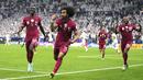 Pemain Qatar, Akram Afif, melakukan selebrasi setelah mencetak gol ke gawang Yordania pada laga final Piala Asia 2023 di Stadion Lusail, Sabtu (10/2/2024). kram Afif memborong tiga gol kemenangan Qatar, seluruhnya diciptakan lewat eksekusi penalti. Yordania sendiri sempat menyamakan kedudukan berkat gol Yazan Al-Naimat. (AP Photo/Hussein Sayed)