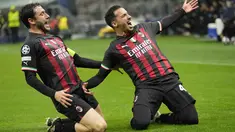 Gelandang AC Milan Ismael Bennacer (kanan) berselebrasi dengan Davide Calabria setelah mencetak gol pembuka timnya ke gawang Napoli pada leg pertama perempat final Liga Champions di San Siro, Kamis (13/4/2023) dini hari WIB. (AP Photo/Luca Bruno)