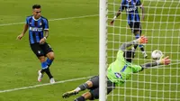 Lautaro Martinez mencetak gol kedua Inter Milan saat menghadapi Sampdoria dalam lanjutan Liga Italia di Stadion Giuseppe Meazza, Senin (22/6/2020) dini hari WIB. (AP Foto / Antonio Calanni)