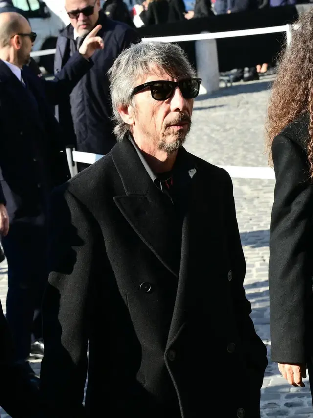 Pemakaman Valentino Garavani Dihadiri Selebriti dan Penggiat Fashion, Anne Hathaway hingga Anna Wintour Tampil Serba Hitam