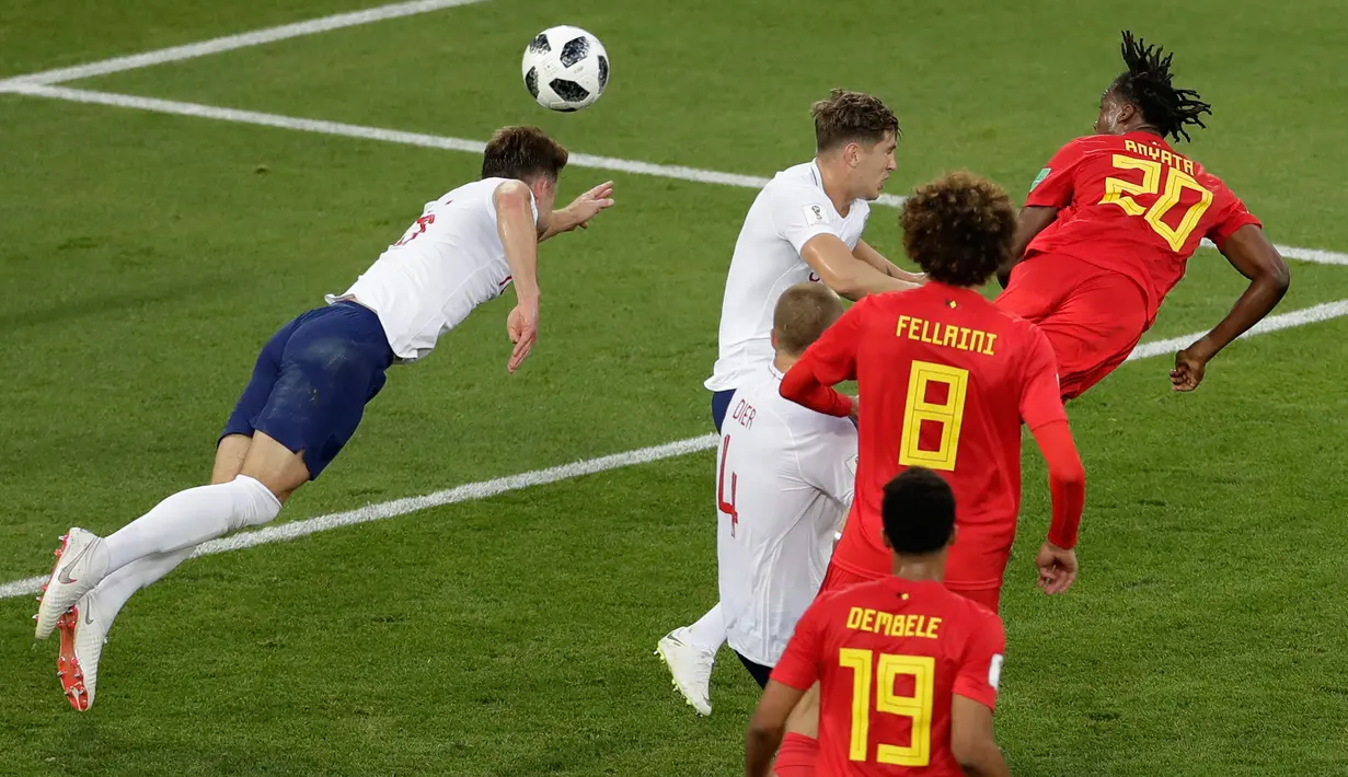 Pemain timnas Inggris, John Stones melakukan sundulan saat berebut bola dengan pemain Belgia, Dedryck Boyata pada laga terakhir Grup G di Stadion Kaliningrad, Kamis (28/6). Belgia menutup fase grup Piala Dunia 2018 dengan kemenangan 1-0. (AP/Michael Sohn)