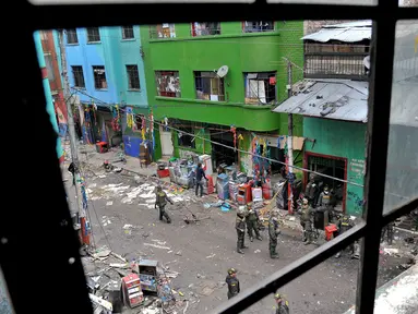 Sejumlah petugas saat menggerebek kampung narkoba dan prostitusi The Bronx di Bogota, Kolombia (1/6). Kepolisian dan kejaksaan Kolombia menggelar razia besar-besaran di wilayah The Bronx. (AFP PHOTO/Guillermo LEGARIA)
