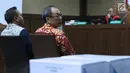 Terdakwa dugaan korupsi pengadaan e-KTP, Irvanto Hendra Pambudi (kiri) dan Made Oka Masagung saat menjalani sidang lanjutan di Pengadilan Tipikor, Jakarta, Rabu (21/11). Sidang mendengar nota pembelaan para terdakwa. (Liputan6.com/Helmi Fithriansyah)
