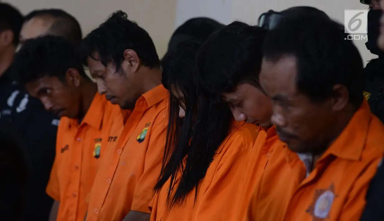 Para tersangka dihadirkan dalam rilis kasus pengeroyokan anggota TNI di Polda Metro Jaya, Jakarta, Jumat (14/12). Polisi menangkap lima pengeroyok dua anggota TNI di kawasan Ciracas dan menyita sejumlah barang bukti. (Merdeka.com/Imam Buhori)