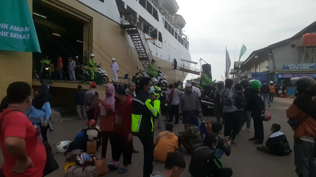 Suasana Para Pemudik turun dari Kapal