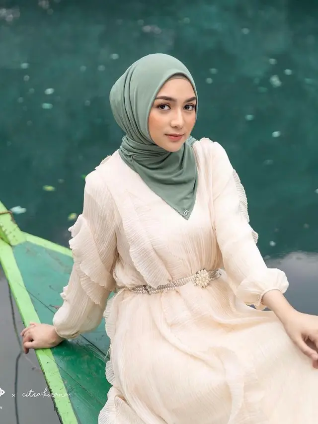 Aktris Berhijab Sepulang Umroh
