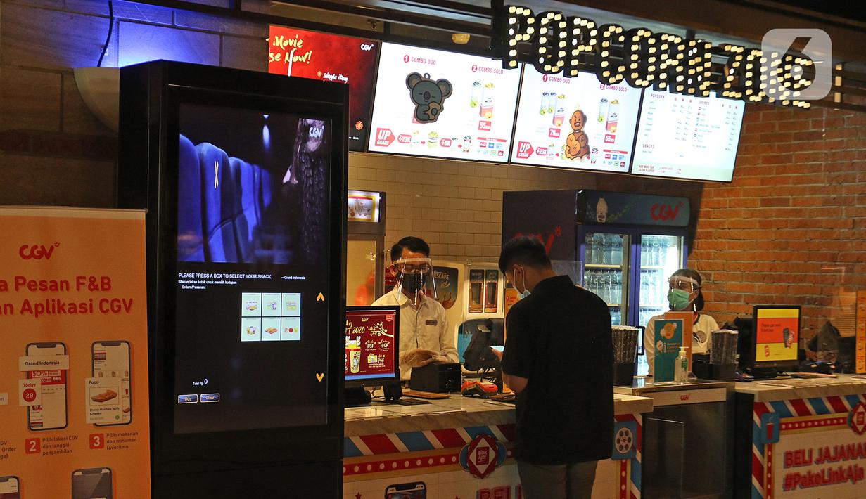 Penonton memesan makanan di bioskop yang sudah dibuka, di CGV Grand Indonesia di Jakarta, Rabu (21/10/2020). Sejumlah bioskop di Ibu Kota kembali beroperasi hari ini setelah mendapatkan izin dari Pemprov DKI Jakarta. (Liputan.com/Herman Zakharia)