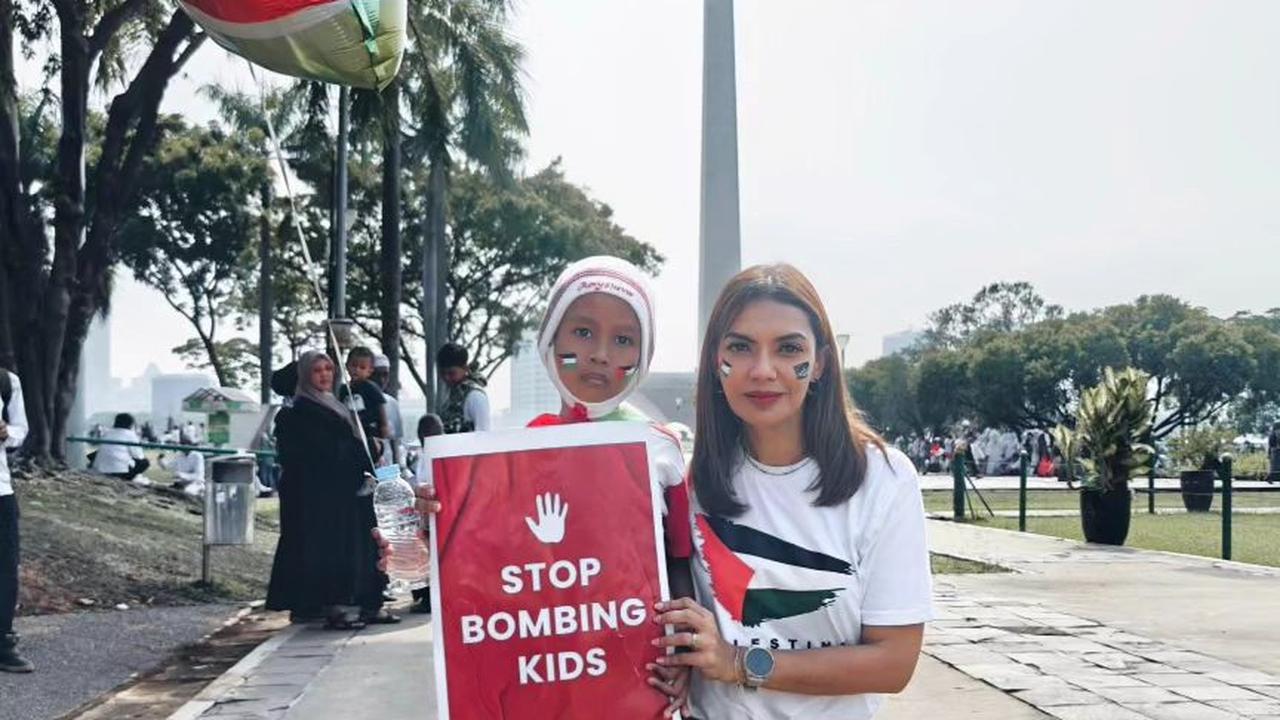 Berfoto Dengan Gadis Kecil