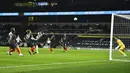 Penaim Tottenham Hotspur Moussa Sissoko (ketiga dari kiri) mencetak gol ke gawang Brentford pada pertandingan semifinal Piala Liga Inggris di Tottenham Hotspur Stadium, London, Inggris, Selasa (5/1/2021). Tottenham Hotspur menang 2-0. (Glyn Kirk/Pool via AP)