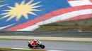 Pembalap Ducati Team, Andrea Dovizioso memacu motornya selama balapan MotoGP Malaysia di sirkuit Sepang, Minggu (29/10). Andrea Dovizioso memenangi balapan MotoGP Malaysia mengalahkan pembalap Repsol Horda Marc Marquez. (AP/Vincent Thian)