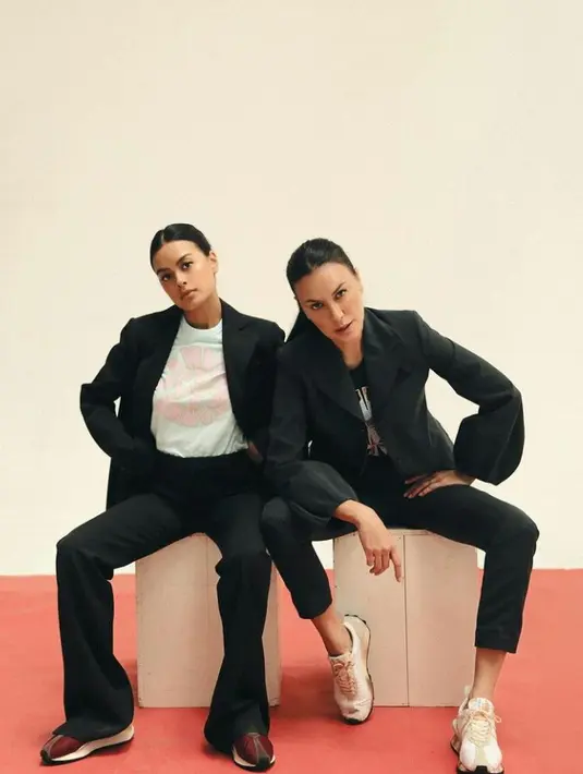 Sophia Latjuba dan putrinya, Eva Celia tampil kompak dalam balutan black suit dan sneaker serta tatanan rambut sleek pony tail, menghasilkan gaya kasual, namun tetap classy. Diusianya yang menginjak 50 tahun, Sophia tampak seperti  kakak-adik ya? (FOTO: Instagram.com/evacelia).