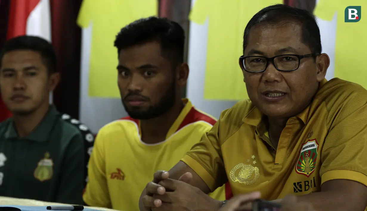 Chief Operating Officer (COO) Bhayangkara FC, Sumardji, saat memperkenalkan pemain baru, Saddil Ramdani, di Mess Bhayangkara, Jakarta, Sabtu (8/2). Saddil menjadi rekrutan terakhir Bhayangkara FC.(Bola.com/Yoppy Renato)