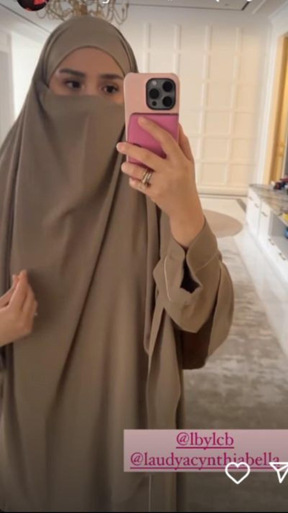 Selain bahan, Nagita menyebut jika gamis dari Bella sudah dilengkapi dengan cadar.