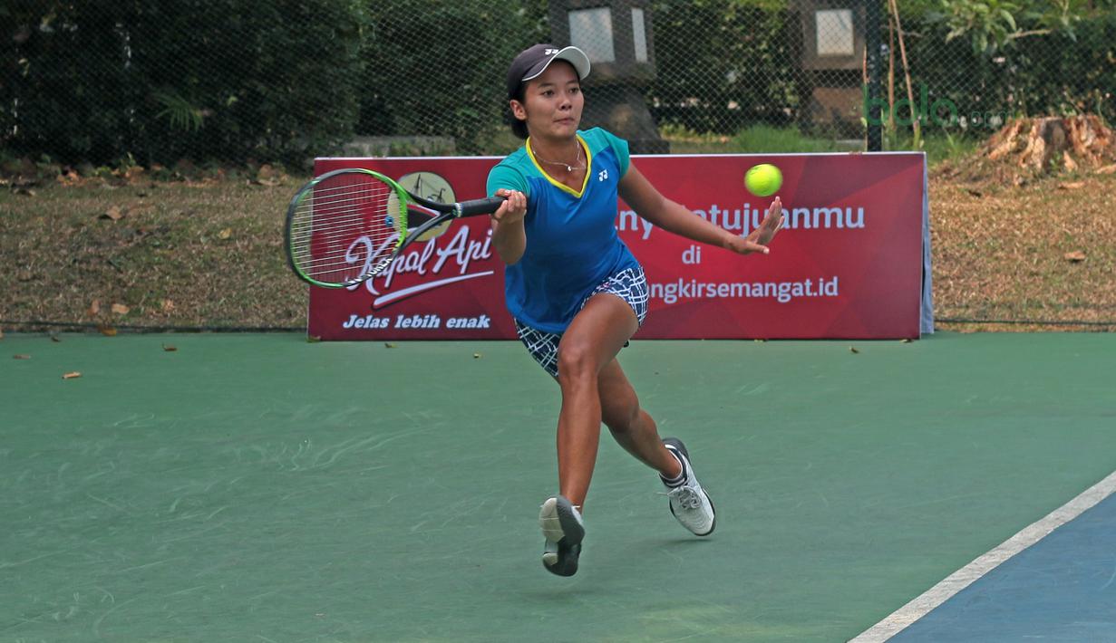 Aksi Deria Nur Haliza berusaha menjangkau bola saat melawan petenis India, Samantha Chamarthi pada kejuaraan ITF Women’s Circuit di Hotel Sulatan, Jakarta, Rabu (18/7/2018). Deria kalah 0-6, 2-6. (Bola.com/Nick Hanoatubun)