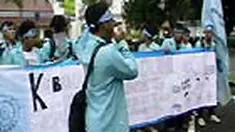 Puluhan mahasiswa Universitas Negeri Sebelas Maret Solo, Jateng, Jumat siang, berunjuk rasa di Bundaran Gladak. Kedatangan mereka adalah untuk mendesak Komisi Pemberantasan Korupsi segera menuntaskan skandal century yang tak kunjung tuntas.