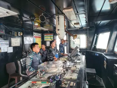 TNI Angkatan Laut mengerahkan kapal bersama unsur SAR untuk mencari lima jurnalis yang hilang kontak di perairan Selat Sunda saat hendak meliput aktivitas Gunung Anak Krakatau. (Foto: Unggahan Akun Medsos @sekretariat.kabinet)