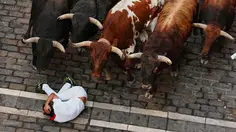 Momen Peserta Terjatuh Saat Berlari Bersama Banteng di Festival San Fermin