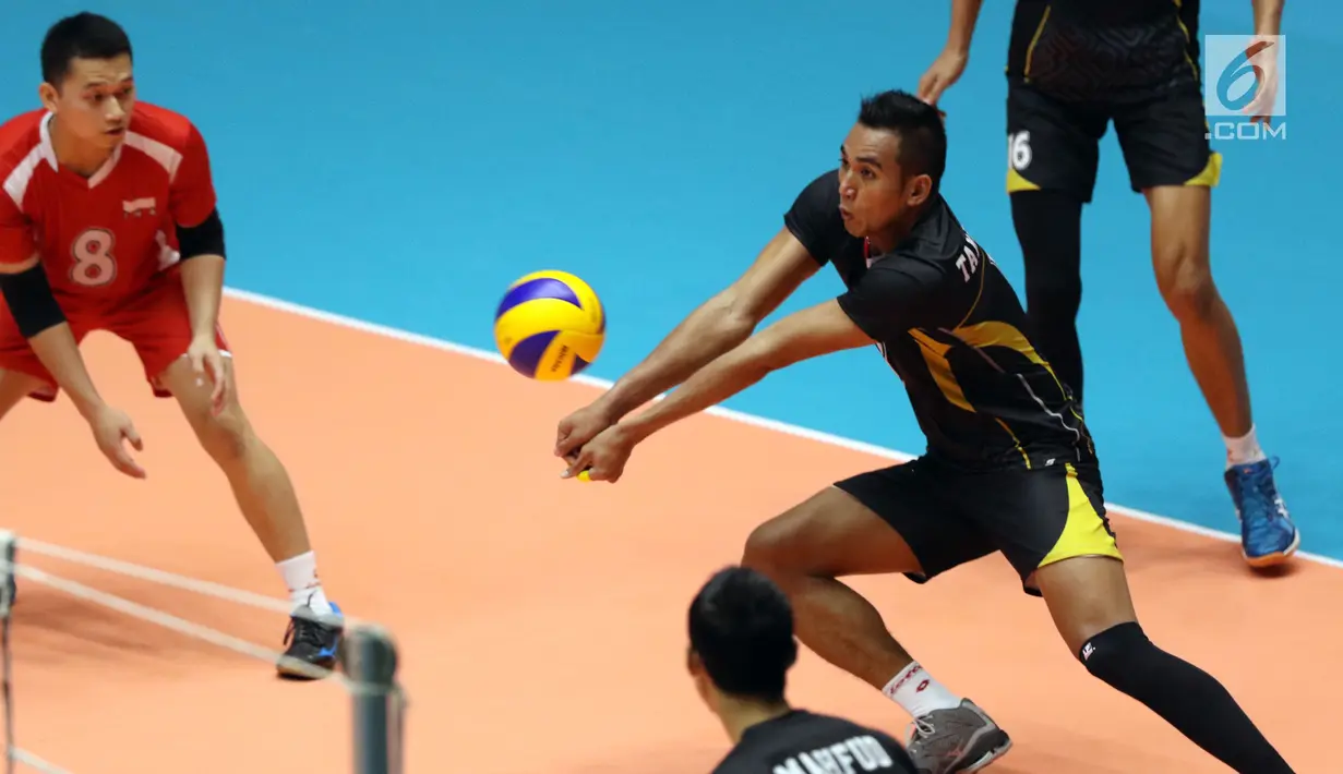 Pemain Timnas voli putra Indonesia, Rendy F Tamamilang mengontrol bola saat melawan Jepang pada 8 besar grup E Kejuaraan Voli Asia 2017 di GOR Tri Dharma, Gresik, Sabtu (29/7). Indonesia kalah 0-3 (23-25, 15-25, 12-25). (Liputan6.com/Helmi Fithriansyah)