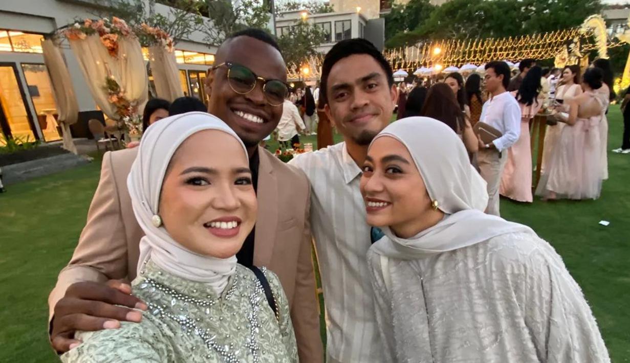 Pernikahan Mahalini dan Rizky Febian digelar di outdoor di hotel bintang lima Ritz Carlton, Bali. Pancarkan pesona bak ABG, detail makeup dan gaya hijab Ayudia Bing Slamet curi perhatian. Artis berusia 33 tahun ini memang selalu tampil simpel namun tetap kece ketika berbusana. Poles bibir dengan lipstik bold, makeup Ayudia on point karena kontras dengan busana putih yang dipakainya. (Liputan6.com/IG/@langstonhues)
