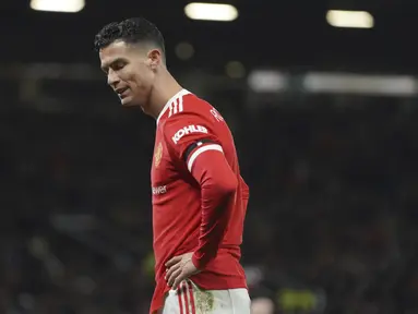 Penyerang Manchester United, Cristiano Ronaldo bereaksi saat bertanding melawan Middlesbrough pada putaran keempat Piala FA 2021/2022 di stadion Old Trafford di Manchester, Inggris, Sabtu (5/2/2022). MU kalah lewat adu penalti 7-8 dari Middlesbrough. (AP Photo/Jon Super)