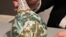 Sebuah vas China antik yang diyakini berasal dari masa Dinasti Qing pada abad ke-18 diperlihatkan di rumah lelang Sotheby, Paris, Selasa (22/5). Vas itu akan menjadi bintang dalam pelelangan yang akan digelar pada 12 Juni mendatang. (AFP/Thomas SAMSON)