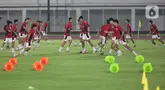 Pesepak bola Timnas Indonesia U-23 melakukan pemanasan saat mengikuti sesi latihan bersama di Stadion Madya, Kompleks Gelora Bung Karno, Senayan, Jakarta, Kamis (17/7/2025). (Liputan6.com/Helmi Fithriansyah)