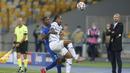 Penyerang Dynamo Kyiv, Gerson Rodrigues, berebut bola dengan bek Gent, Nurio Fortuna, pada laga kedua play-off Liga Champions di Stadion Olimpiade Kiev, Rabu (30/9/2020) dini hari WIB. Dynamo Kyiv menang 3-0 atas Gent. (AP Photo/Efrem Lukatsky)