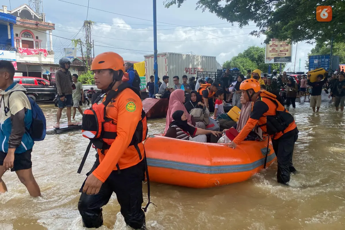 Basarnas Makassar evakuasi warga terdampak banjir di Maros (Liputan6.com/Istimewa)