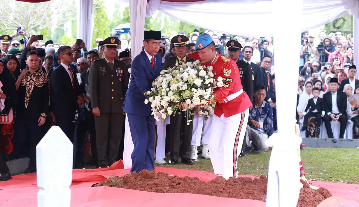 Presiden RI Joko Widodo atau Jokowi meletakan karangan bunga di atas pusara Ani Yudhoyono di TMP Kalibata, Jakarta, Minggu (2/6/2019). Ani Yudhoyono meninggal dunia di National University Hospital Singapura pada 1 Juni 2019 karena kanker darah. (Fimela.com/Deki Prayoga)