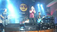 Grass Rock saat tampil sebagai bintang tamu di Koser "Find Our Love Again Tour 2018" Power Slaves, di Hard Rock Cafe, Jakarta (9/8). (Liputan6.com/Edu Krisnadefa)