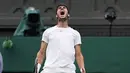 Petenis Spanyol Carlos Alcaraz merayakan kemenangannya atas Matteo Berrettini dari Italia dalam pertandingan tunggal putra putaran keempat turnamen Wimbledon di London, Senin (10/7/2023). (AP Photo/Alberto Pezzali)