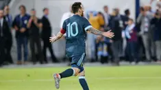 Megabintang timnas Argentina, Lionel Messi merayakan gol yang dicetak ke gawang timnas Uruguay dalam laga persahabatan di Stadion Bloomfield, Tel Aviv, Israel, Senin (18/11/2019). Skor berakhir 2-2, dengan penalti Lionel Messi menghindarkan timnas Argentina  dari kekalahan. (AP/Ariel Schalit)