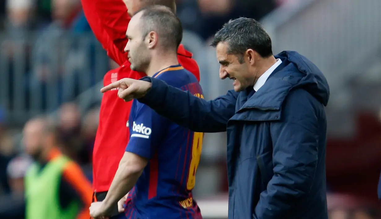 Pelatih Barcelona Ernesto Valverde memberi instruksi kepada pemainnya saat melawan Athletic Bilbao dalam pertandingan La Liga Spanyol di stadion Camp Nou di Barcelona (18/3). (AFP Photo/Pau Barrena)