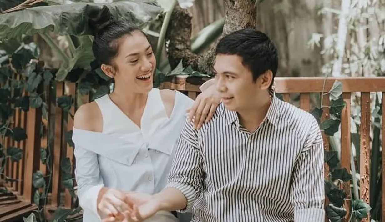 Raditya Dika, selama ini selalu menjadi bulan-bulanan teman-temannya karena belum menikah. Namun sebentar lagi, ia akan melepas predikat jomblonya lantaran segera mempersunting Anissa Aziza. (Instagram/anissaaziza)