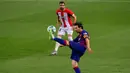 Penyerang Barcelona, Lionel Messi berusaha mengontrol bola saat bertanding melawan Athletic Bilbao pada lanjutan La Liga Spanyol  di stadion Camp Nou, Barcelona (23/6/2020). Barcelona menang tipis atas Bilbao 1-0 berkat gol tunggal Ivan Rakitic. (AFP/Pau Barrena)