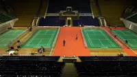 Pekerja menyelesaikan persiapan jelang Kejuaraan Dunia BWF di Istora Senayan, Jakarta, Rabu (5/8/2015).Sebanyak 352 pebulutangkis kelas dunia ikut serta pada turnamen itu. (Bola.com/Vitalis Yogi Trisna)